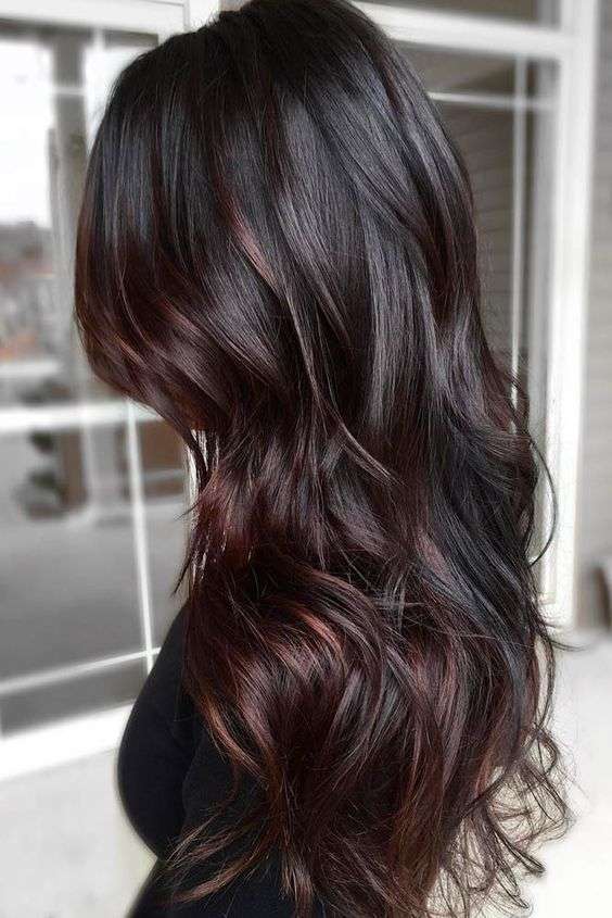 Черный цвет волос с красным оттенком
