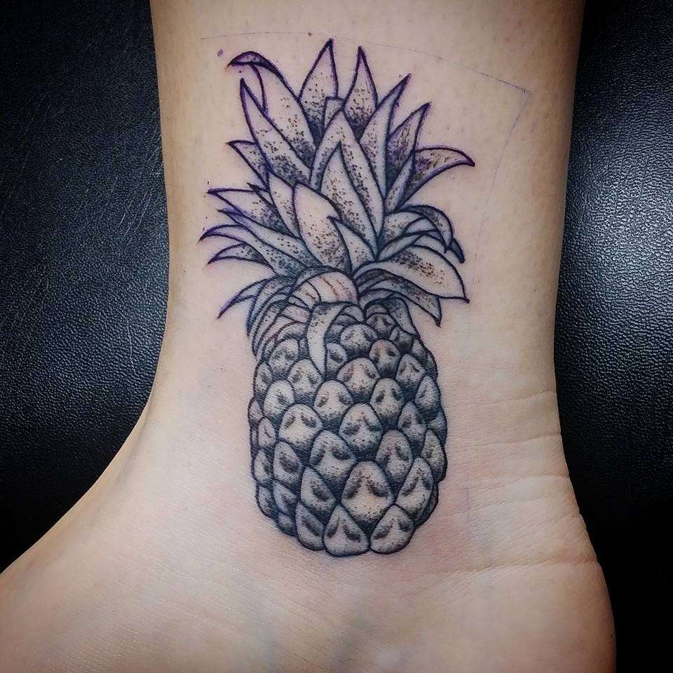 татуировка ананас