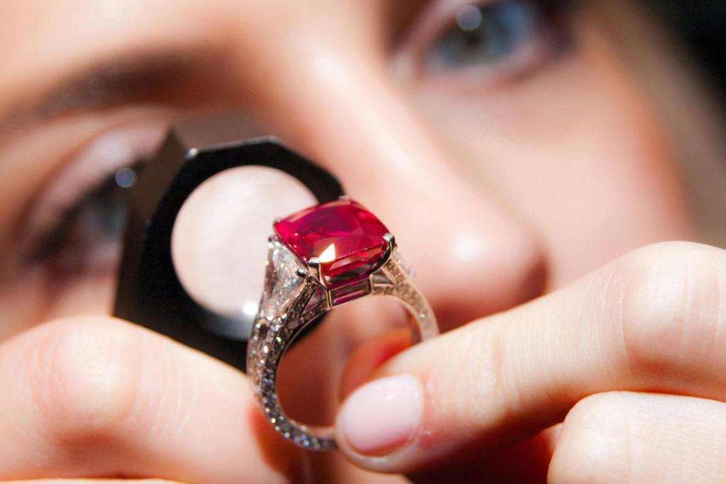 кольцо с искусственным рубином