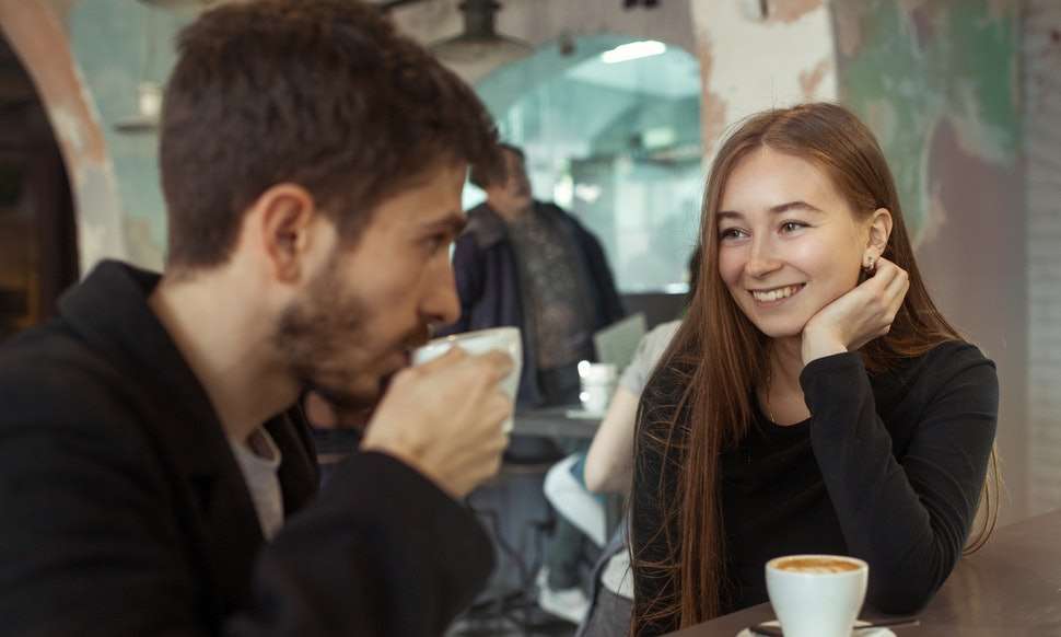 Молодые люди в кафе