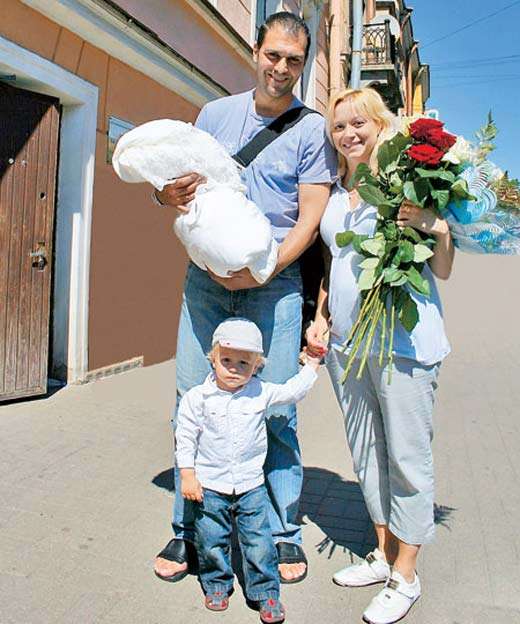 Елена Бережная с мужем и детьми