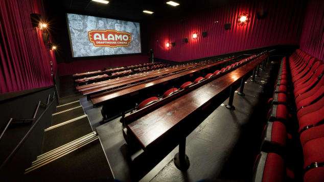 кинотеатр с красными креслами
