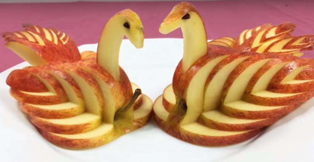 лебеди из яблок