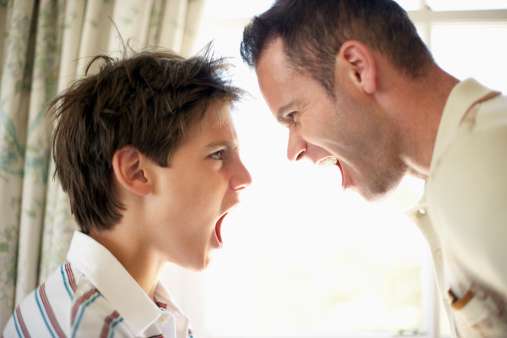 мальчик и мужчина кричат друг на друга