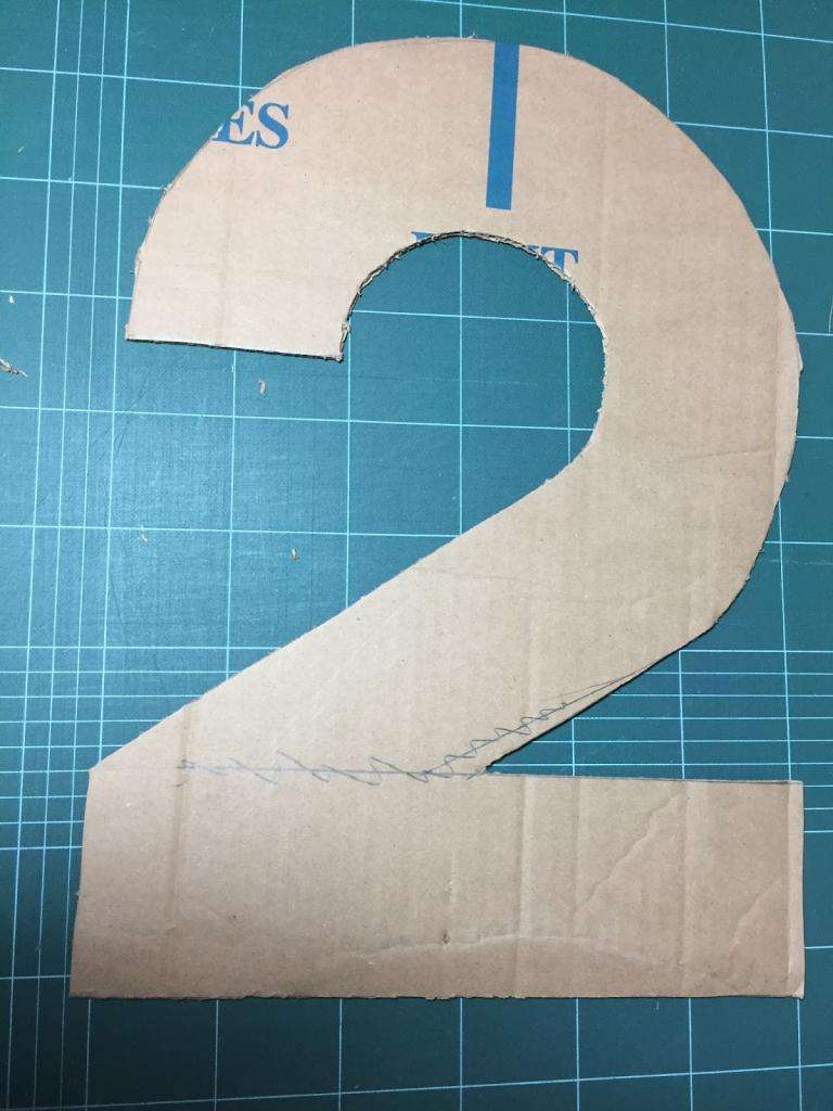 цифра два из картона