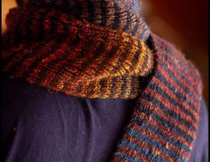 Яркий и теплый полосатый шарф