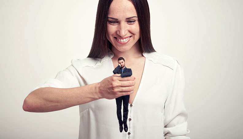 Женщина держит миниатюрного мужчину