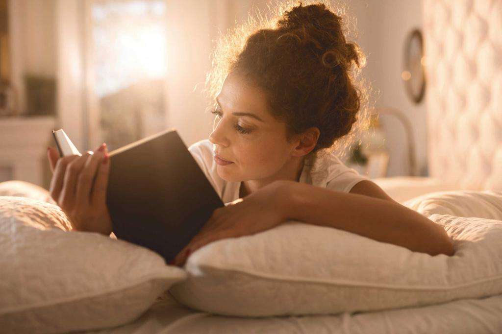 чтение книги в постели